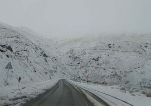 بارش برف در اکثر محورهای کردستان/راه ارتباطی ۲۱۷ روستا بسته است