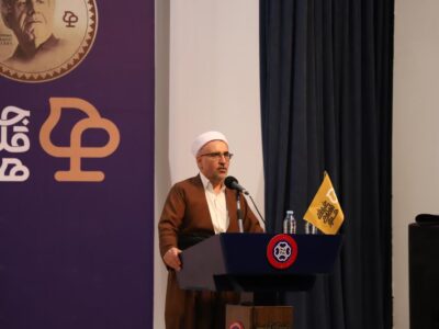خدمت نکردن به زبان منکر شدن یکی از آیات خداست